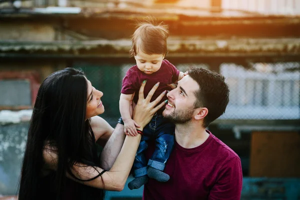 Giovane famiglia con un bambino sulla natura — Foto Stock