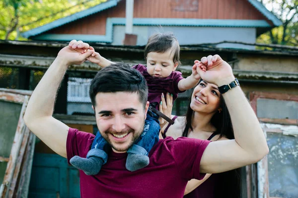 Giovane famiglia con un bambino sulla natura — Foto Stock