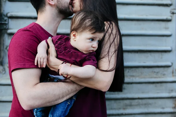 Genç bir çocuk ile aile — Stok fotoğraf