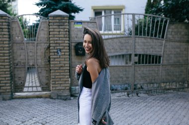 genç güzel kız dışında yürüyüş