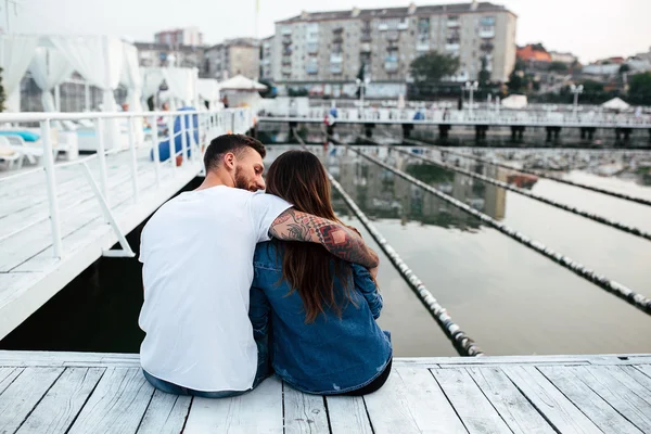 Casal abraçando no cais — Fotografia de Stock