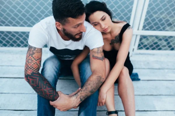 Pareja abrazándose en muelle — Foto de Stock