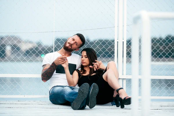 Pareja abrazándose en muelle — Foto de Stock