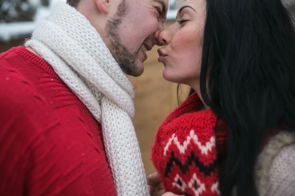 Man and woman hugging in snow-covered park — Stock Photo, Image