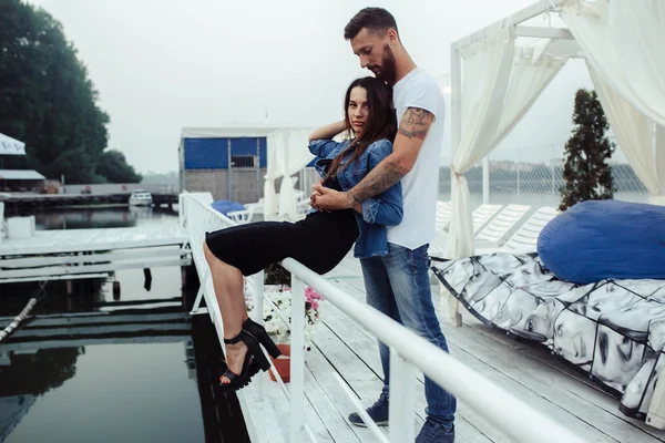 Homem abraçando mulher por trás — Fotografia de Stock