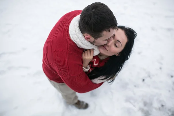 Beautiful young couple kissing in the park — Stock Photo, Image