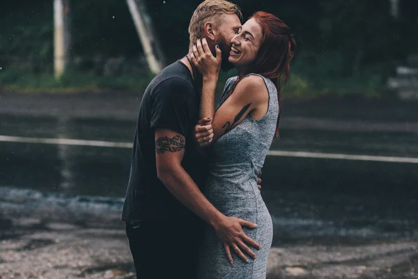 Lindo casal abraçando na chuva — Fotografia de Stock