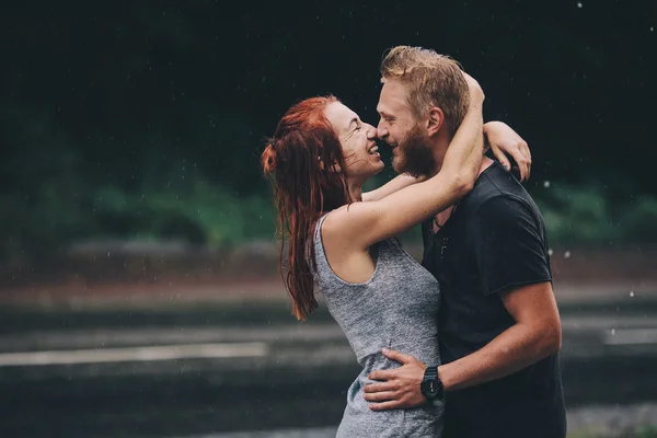 雨の中で抱いて美しいカップル — ストック写真