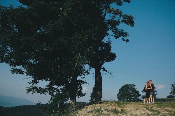 Foto de um casal nas montanhas — Fotografia de Stock