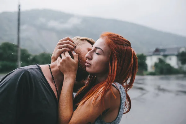 Bella coppia che abbraccia sotto la pioggia — Foto Stock