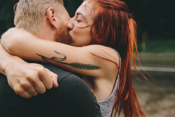 Bella coppia baci sotto la pioggia — Foto Stock