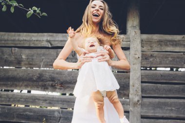 küçük kızı ile oynarken annesi