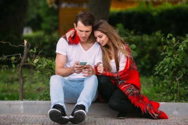 Güzel genç çift rahatlatıcı Park