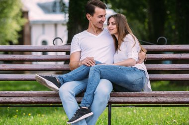 erkek ve kadın parkta bir bankta