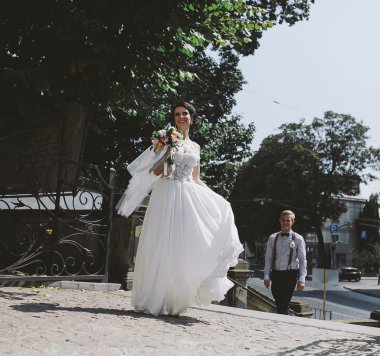 Gelin ve damat sokaklarda poz