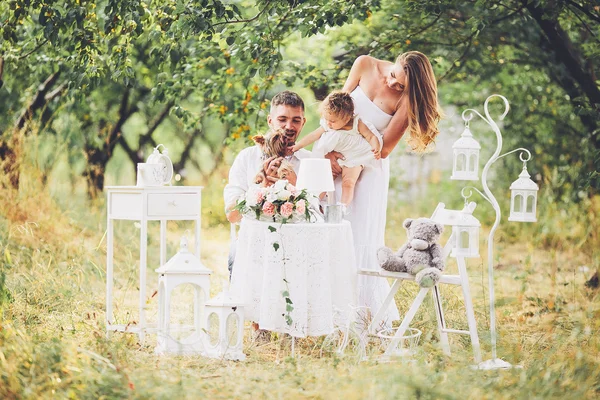 Ung familj med barn på en picknick — Stockfoto