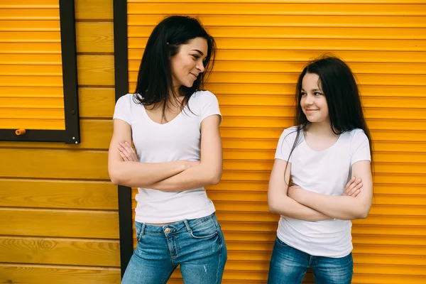 Madre y su linda hija, contra la pared —  Fotos de Stock