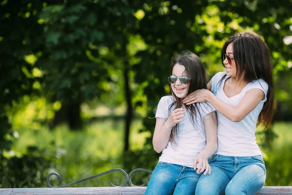 Mor och dotter i parken — Stockfoto