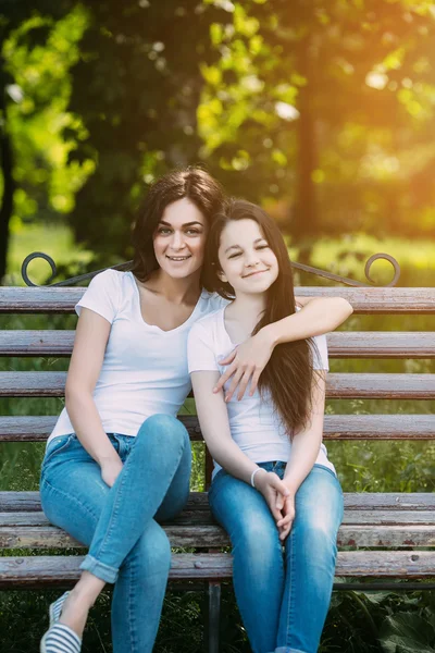 Mère et fille dans le parc — Photo