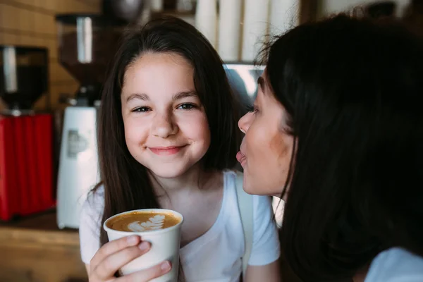 Mãe e filha bebem café expresso — Fotografia de Stock