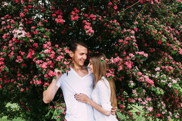 Jovem casal feliz no amor ao ar livre — Fotografia de Stock