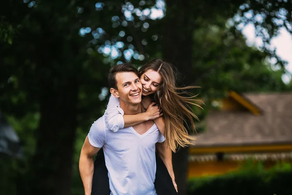 Young adult brunette man and woman in the park — Stock Photo, Image