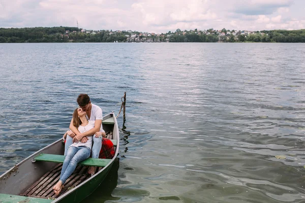 Пара в лодке — стоковое фото