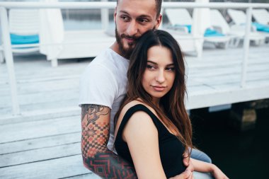 iskelede sarılma Çift