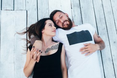 ahşap zemin üzerinde erkek ve kadın yalan