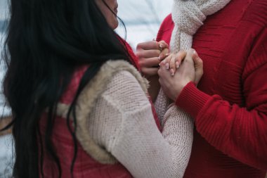 erkek ve kadın karla kaplı parkta sarılma