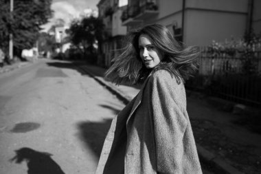 genç güzel kız kameraya poz