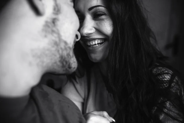 Jovem casal bonito no estúdio — Fotografia de Stock