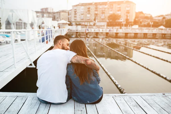 Casal abraçando no cais — Fotografia de Stock