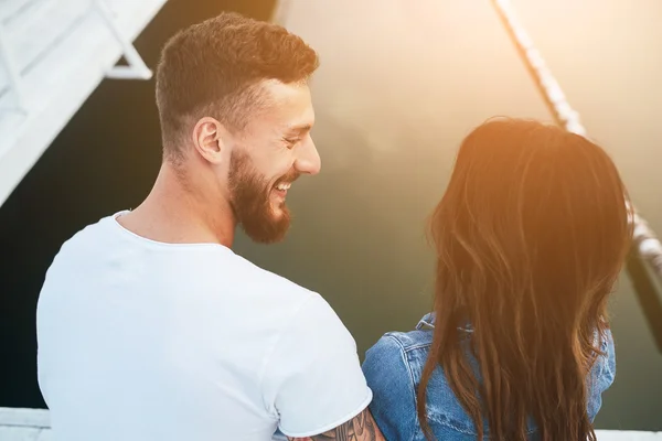 Couple assis sur le quai — Photo