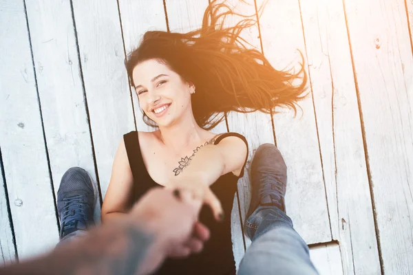 Ragazza sdraiata sul pavimento in legno — Foto Stock