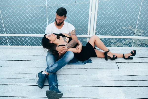 Pareja abrazándose en muelle — Foto de Stock