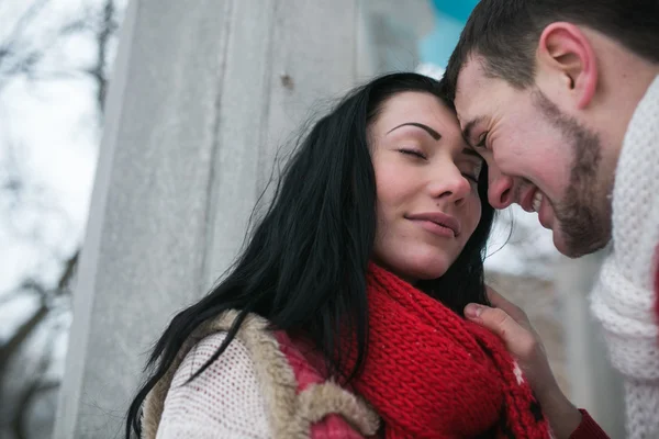 Hombre y mujer abrazándose en el parque cubierto de nieve —  Fotos de Stock