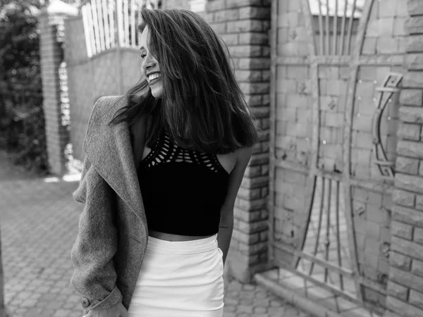 Young beautiful girl walking outside — Stock Photo, Image