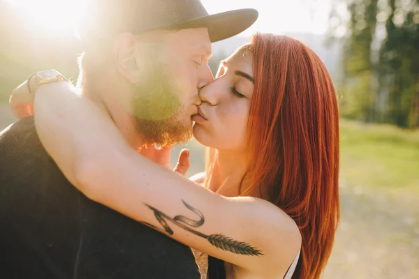 Foto belo casal nas montanhas — Fotografia de Stock