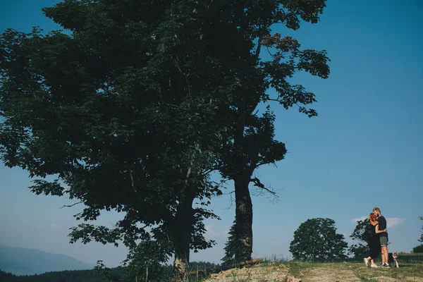 Foto de um casal nas montanhas — Fotografia de Stock