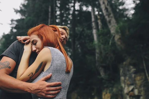 Mann und Frau in der Natur — Stockfoto