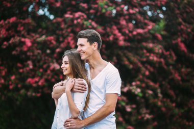 Açık havada aşık genç mutlu çift