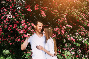 Açık havada aşık genç mutlu çift