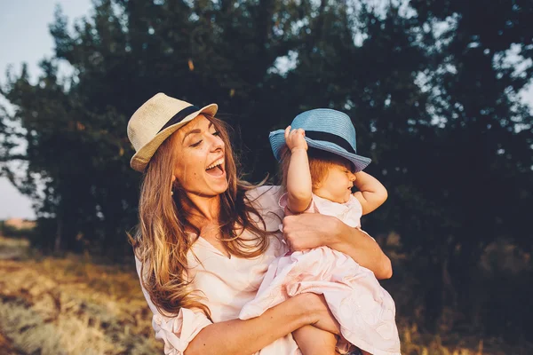 Anne ve kızı birlikte açık havada — Stok fotoğraf