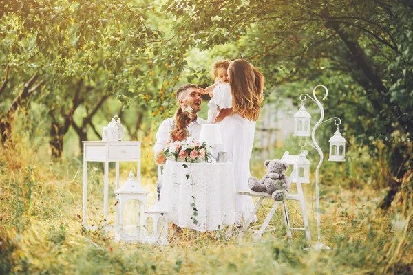 Piknikteki çocukla genç aile — Stok fotoğraf