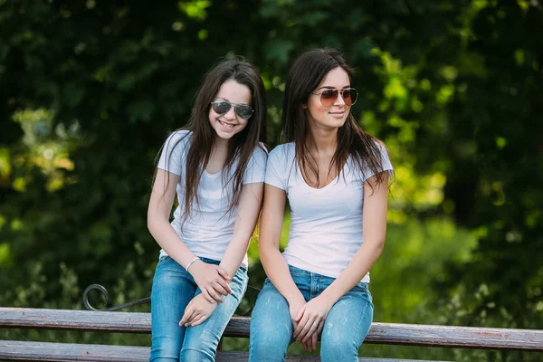 Mère et fille dans le parc — Photo