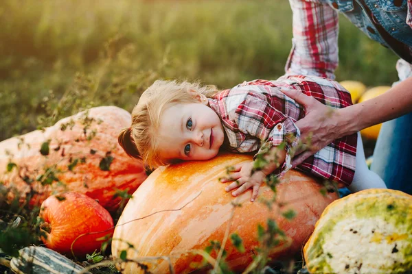 Hija acostada en una calabaza —  Fotos de Stock