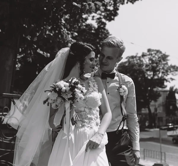 Noiva e noivo posando nas ruas — Fotografia de Stock