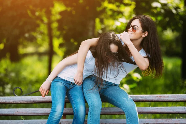 Mère et fille dans le parc — Photo