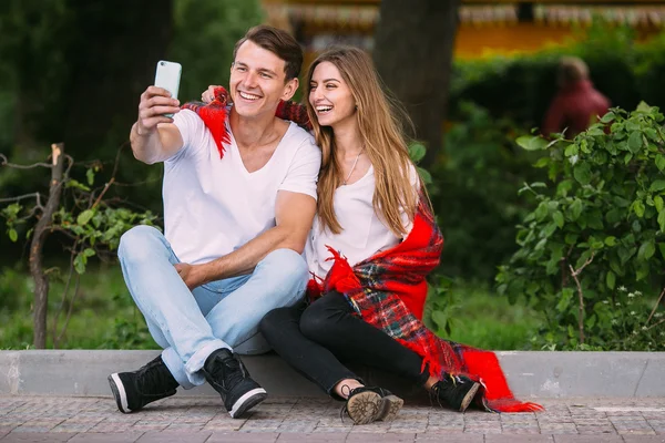 Hermosa pareja joven hace selfie — Foto de Stock